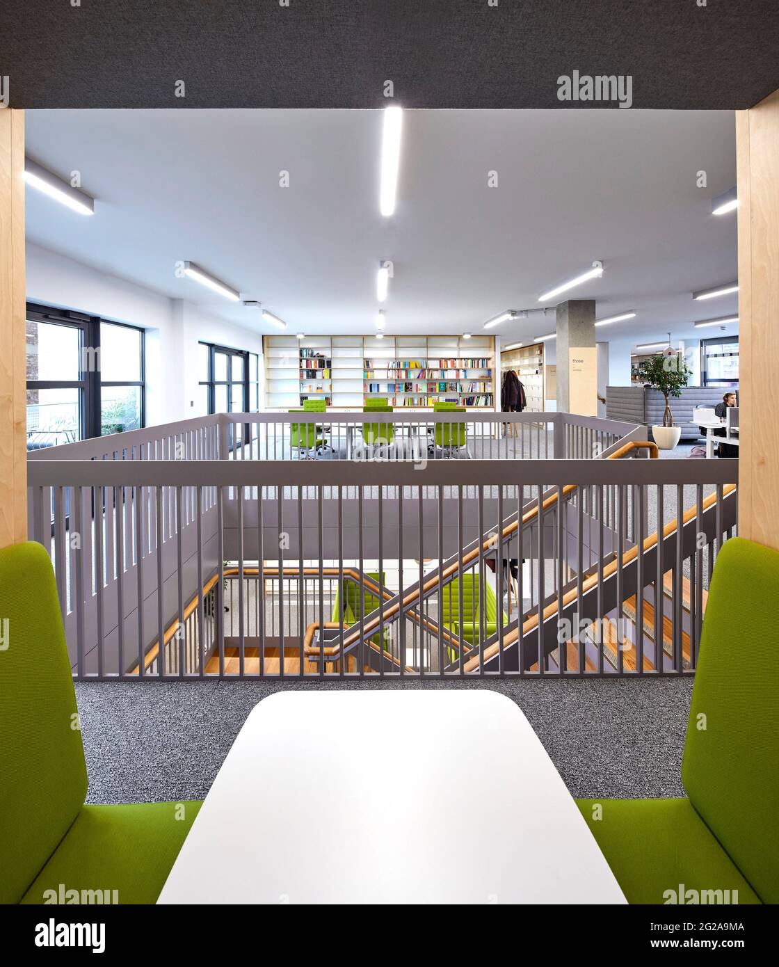 Étage intermédiaire avec supports de bureau. Bureaux de PAN Macmillan, Londres, Royaume-Uni. Architecte: Studio soigné, 2019. Banque D'Images