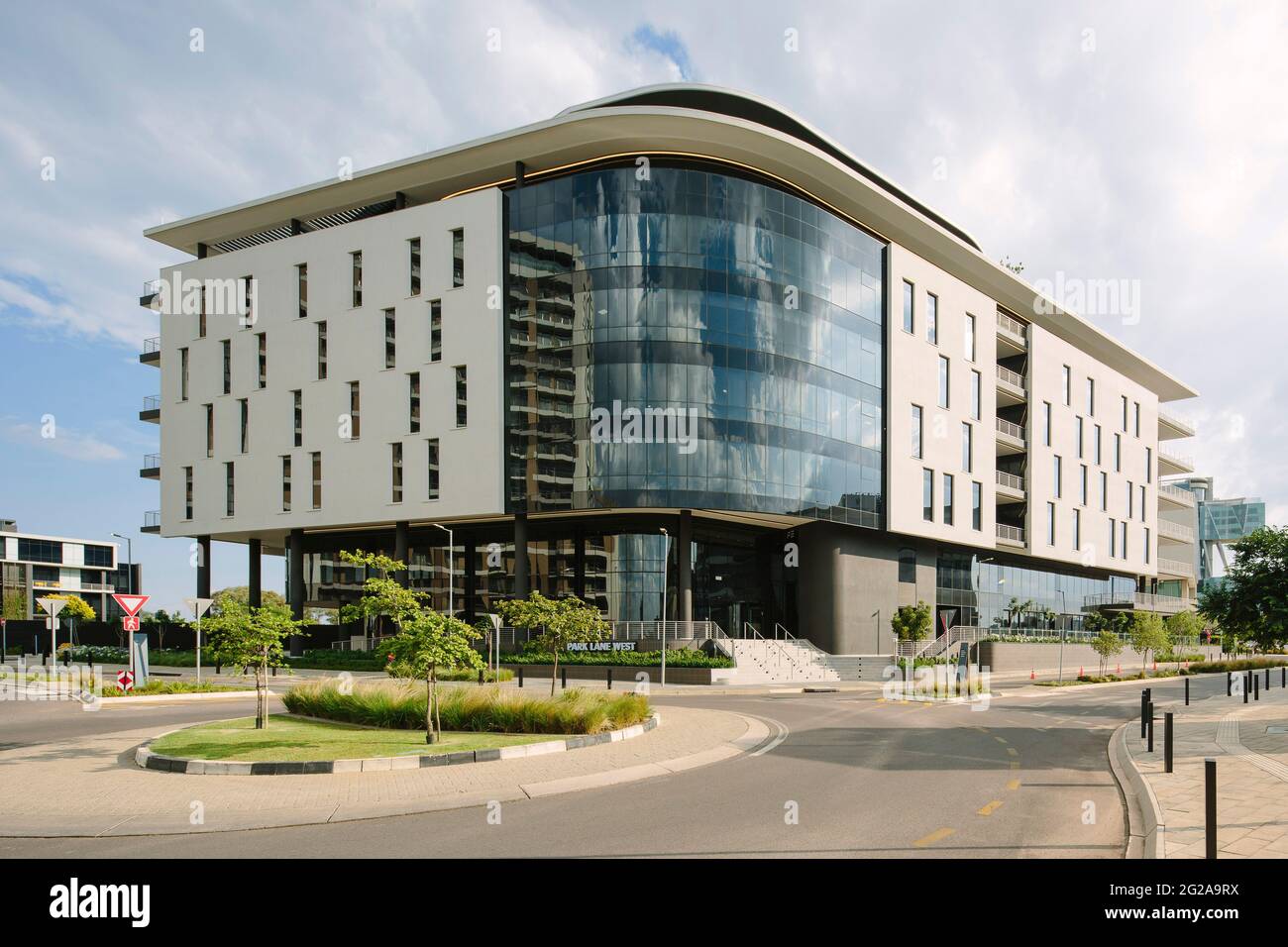 Façades nord et ouest incluant la façade incurvée vue du nord-ouest. Park Lane West, Pretoria, Afrique du Sud. Architecte: Boogertman + partie Banque D'Images