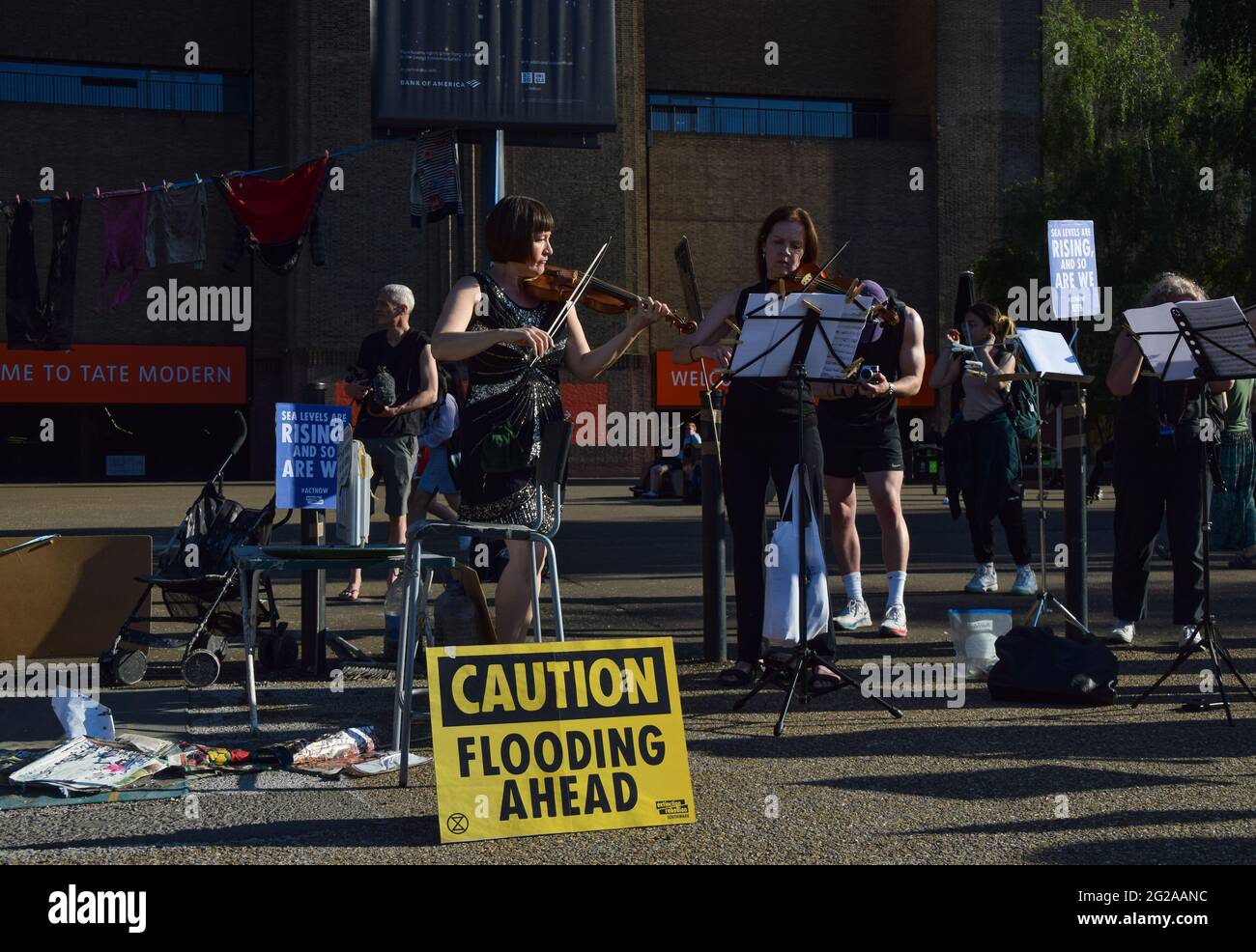 Londres, Royaume-Uni. 09e juin 2021. Un orchestre se produit lors de la manifestation du G7.extinction les militants de la rébellion se sont rassemblés devant Tate Modern dans le cadre des manifestations plus larges du G7 sur le changement climatique, et pour sensibiliser les gens à la montée du niveau des mers et aux inondations dues au réchauffement climatique. (Photo de Vuk Valcic/SOPA Images/Sipa USA) crédit: SIPA USA/Alay Live News Banque D'Images