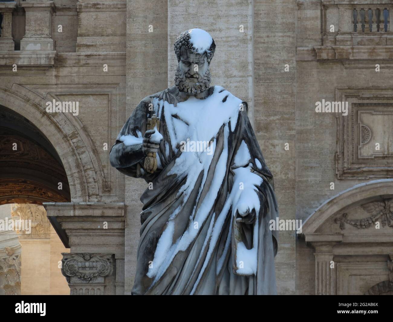 Statue de Saint Pierre recouverte de neige Banque D'Images