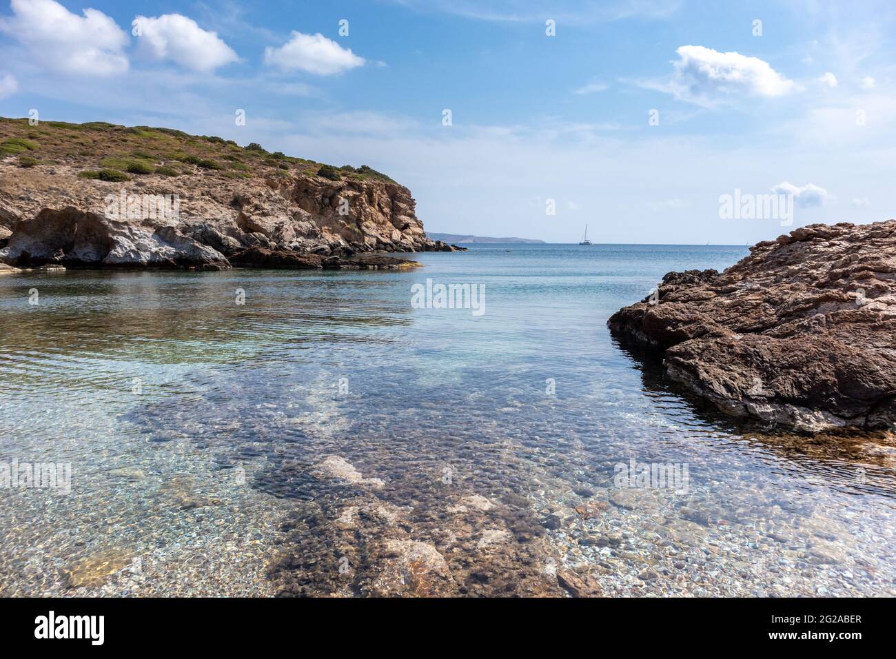 Mer méditerranée sauvage avec rive rocheuse, eau bleue claire et ciel agréable. Voyagez en Grèce près d'Athènes. Été nature pittoresque lagon Banque D'Images
