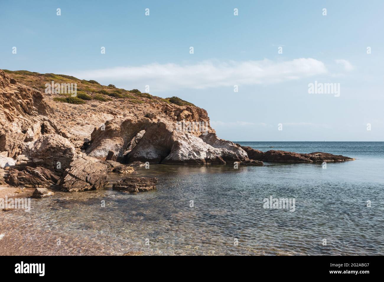 Mer méditerranée sauvage près d'Athènes avec falaises rocheuses rivage et bleu clair eau. Voyager Grèce. Été nature pittoresque lagon Banque D'Images