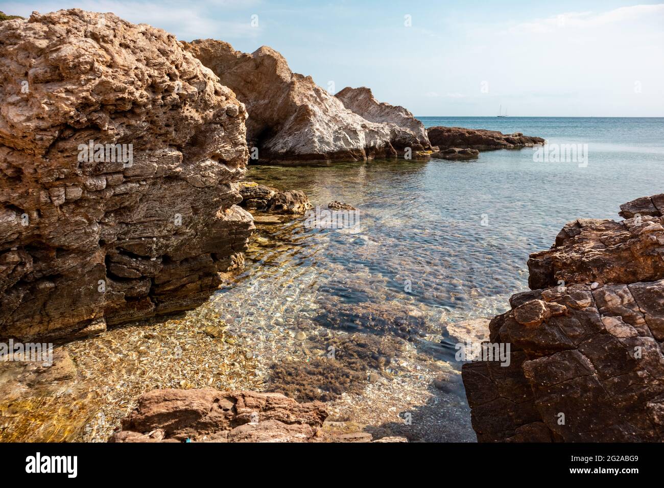 Mer méditerranée sauvage avec rive rocheuse et eau claire en cristal bleu. Voyagez en Grèce près d'Athènes. Été nature pittoresque lagon Banque D'Images