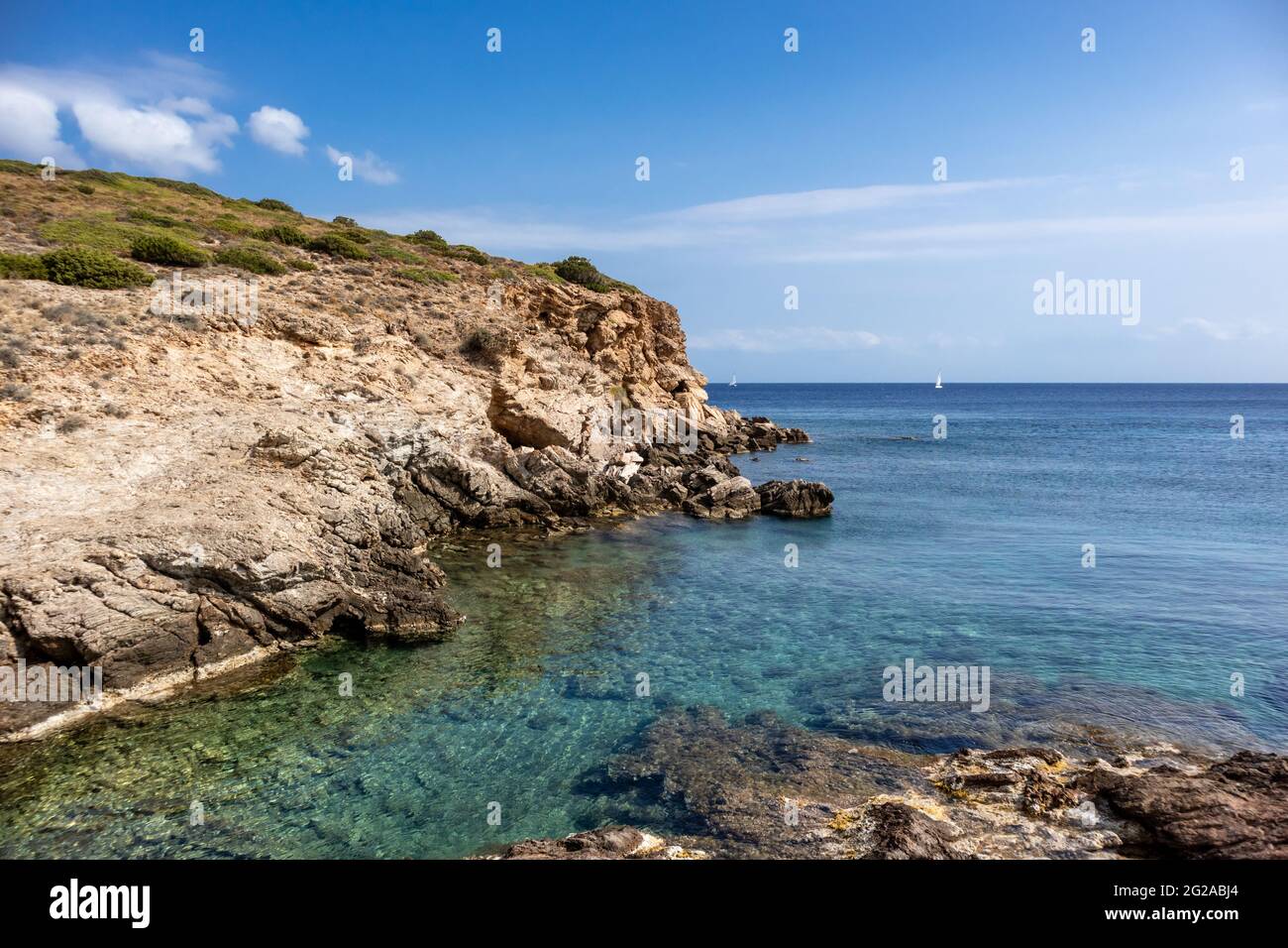 Mer méditerranée sauvage avec falaises rocheuses rivage et bleu clair eau. Voyagez en Grèce près d'Athènes. Été nature pittoresque rivage Banque D'Images