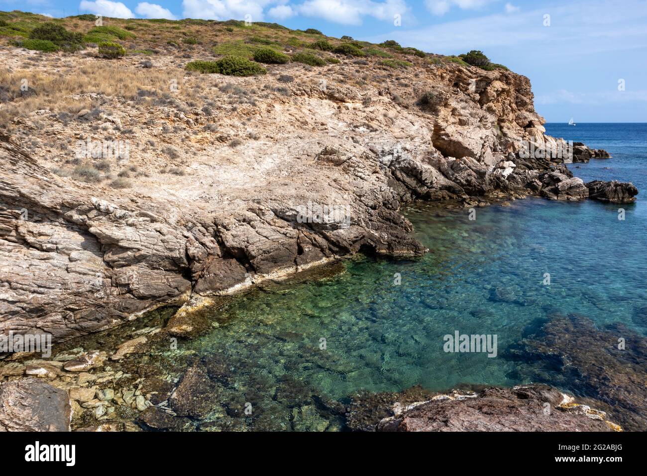 Mer méditerranée sauvage avec falaises rocheuses rivage et bleu clair eau. Voyagez en Grèce près d'Athènes. Été nature pittoresque lagon Banque D'Images
