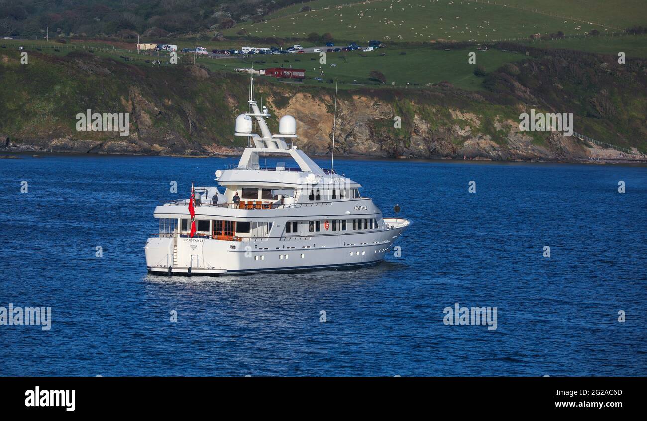 Le yacht à moteur de luxe 'Constance' à Plymouth Sound, Devon, Angleterre Banque D'Images