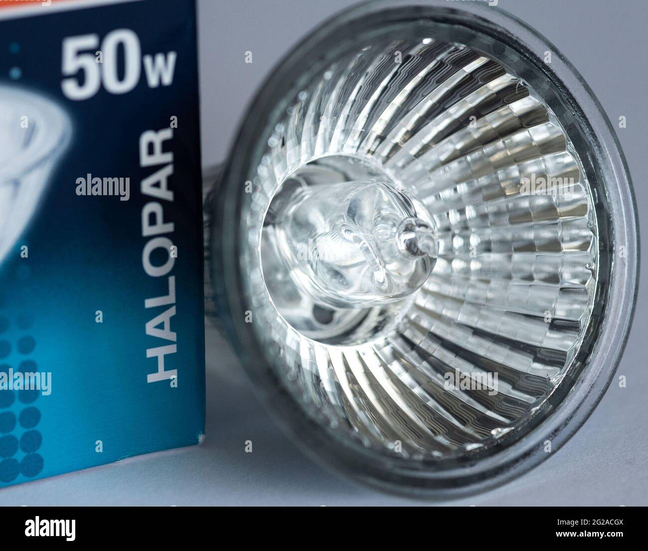 Vue sur un projecteur halogène, souvent présent dans les cuisines et les salles de bains. Les ventes de lampes halogènes seront interdites à partir de septembre, avec des lampes fluorescentes haute énergie pour suivre, dans le cadre des plans climatiques du gouvernement. Date de la photo: Mardi 8 juin 2021. Banque D'Images