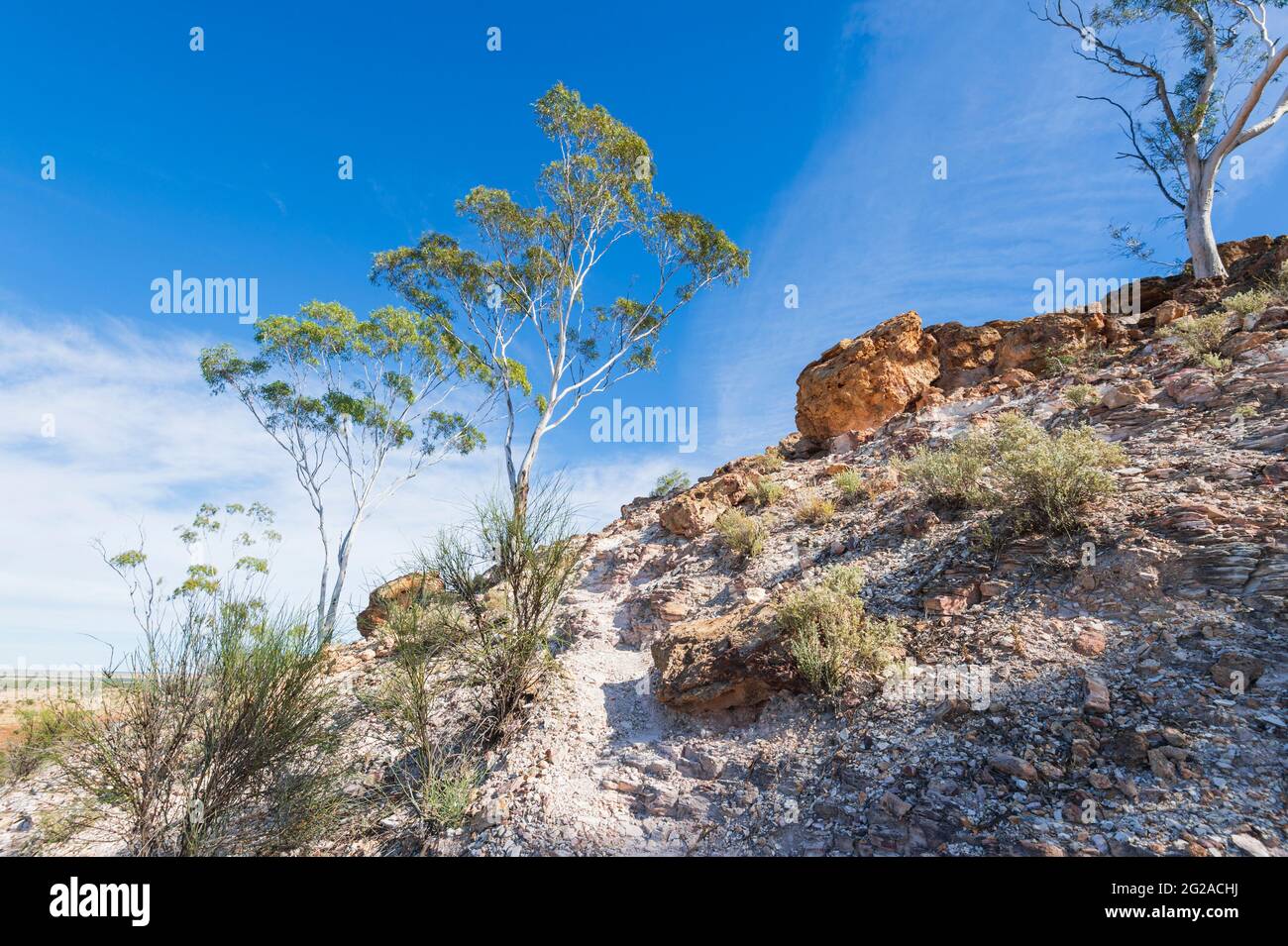 Sentier pédestre escarpé sur une colline rocheuse près d'Aramac à travers un cadre d'observation, Queensland central, Queensland, Queensland, QLD, Australie Banque D'Images
