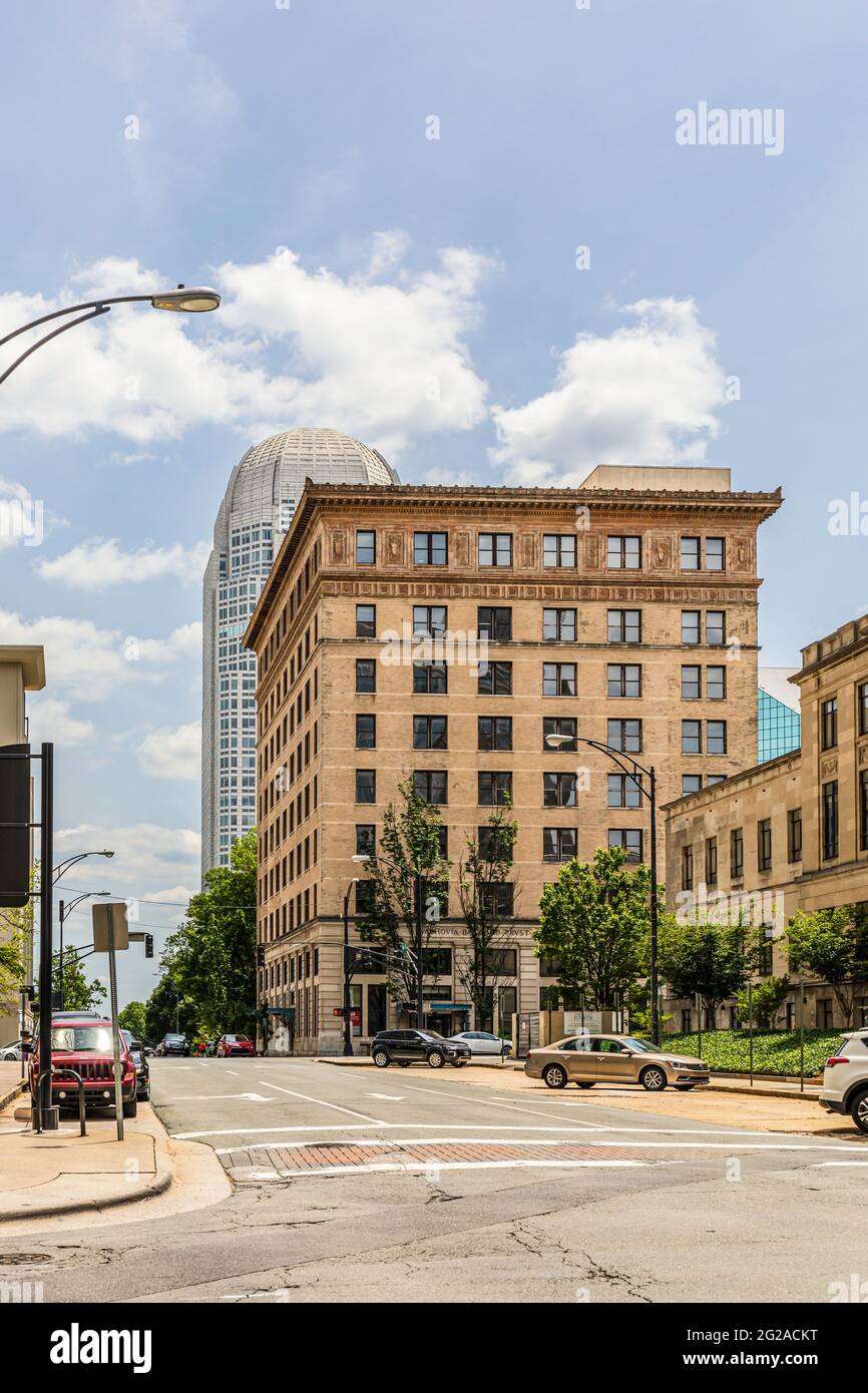 WINSTON-SALEM, NC, USA-1 JUIN 2021: En premier plan est l'ancien bâtiment Wachovia, avec l'imposant gratte-ciel Wachovia 1995 derrière, plus tard pour devenir le Banque D'Images