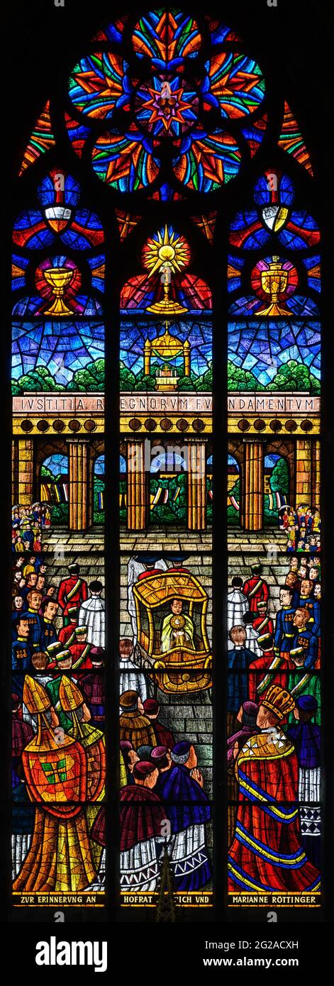 Vitraux représentant le Congrès eucharistique de Vienne en 1912. Votivkirche – Église votive, Vienne, Autriche. Banque D'Images Vitraux représentant le Congrès eucharistique de Vienne en 1912. Votivkirche – Église votive, Vienne, Autriche. Banque D'Images