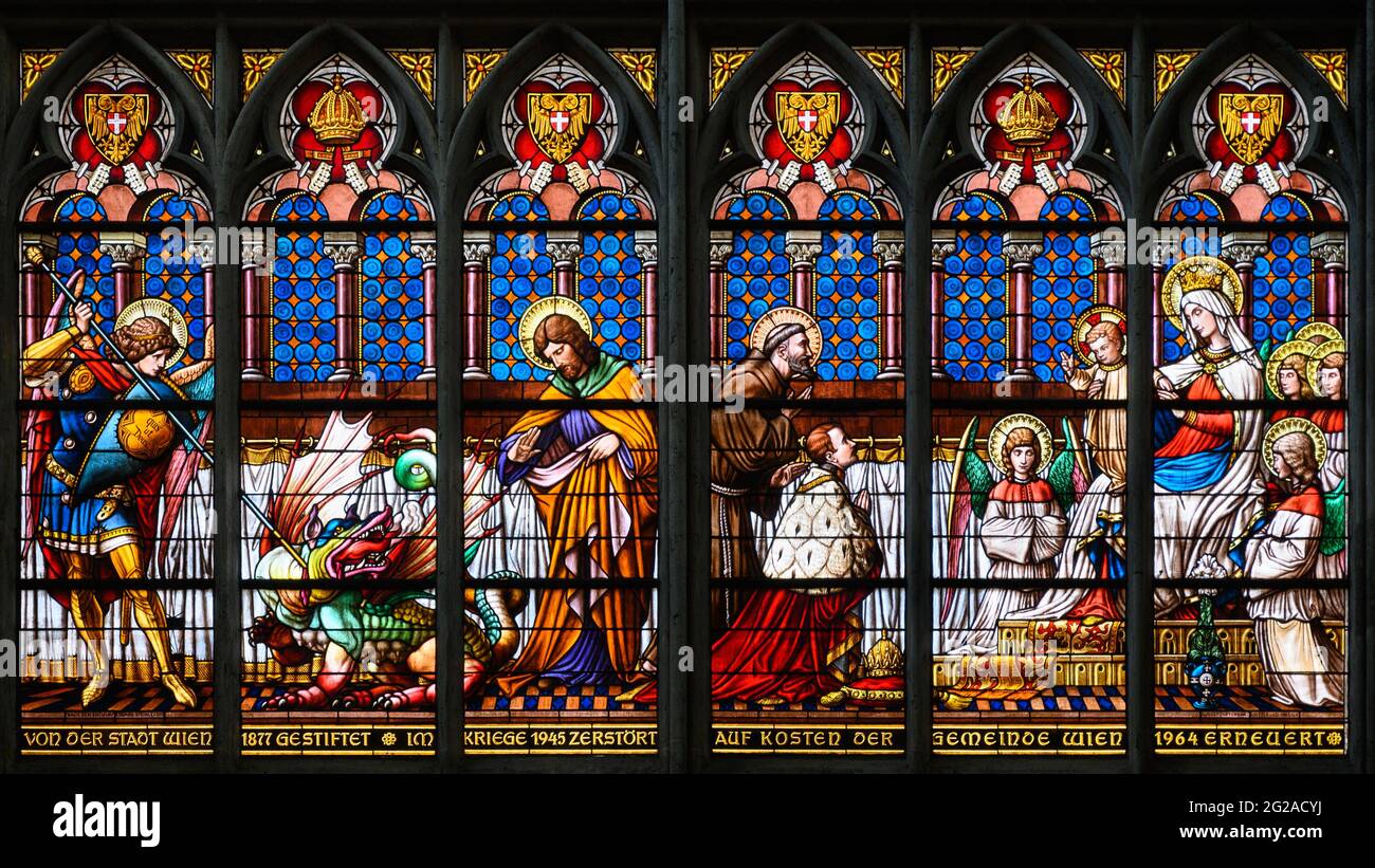 Vitraux : le jeune empereur Franz Joseph I s'agenouille devant la Vierge Marie et Jésus. Votivkirche – Église votive, Vienne. Banque D'Images Vitraux : le jeune empereur Franz Joseph I s'agenouille devant la Vierge Marie et Jésus. Votivkirche – Église votive, Vienne. Banque D'Images