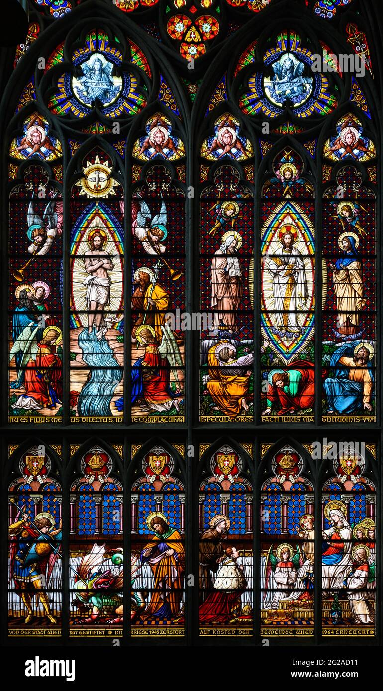 Vitraux : au-dessus, Baptême de Jésus et sa Transfiguration. Ci-dessous, l'empereur François-Joseph I devant la Vierge Marie et le bébé Jésus. Banque D'Images