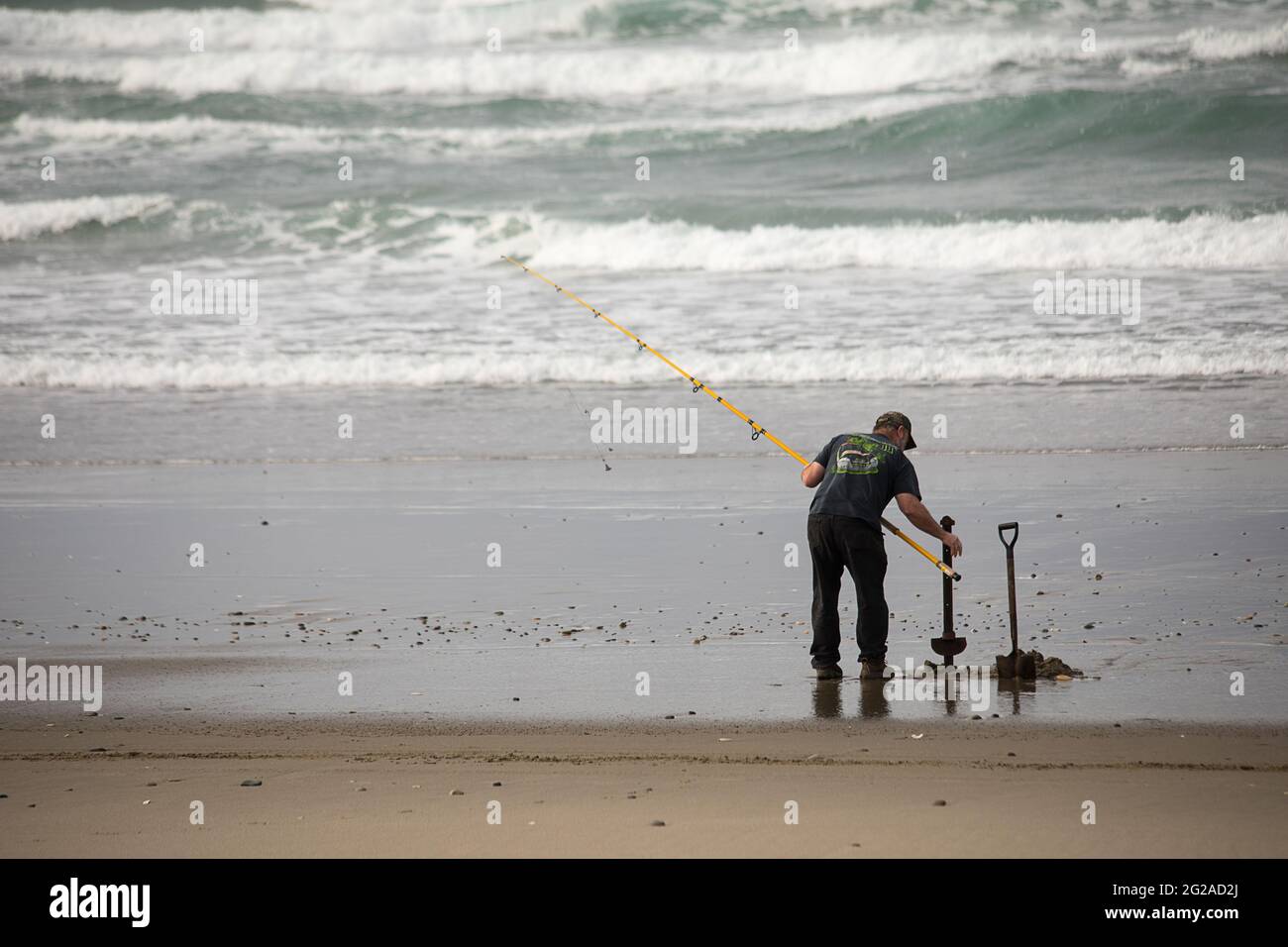 Pêcheur sur la côte sud de l'Oregon Surf Perch pêche sur une plage de sable Banque D'Images