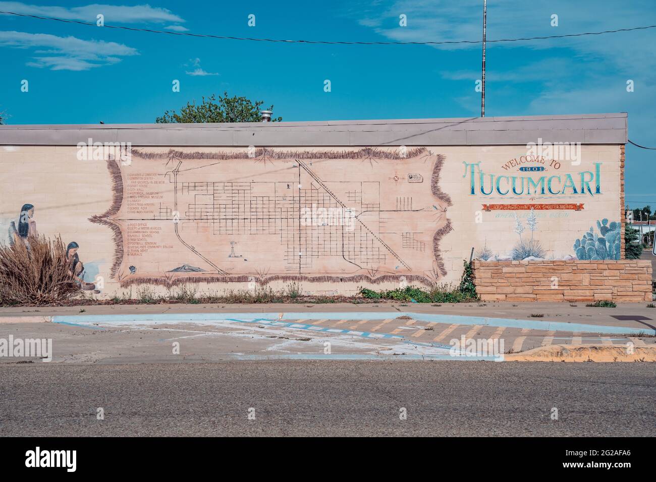 Tucamcari, Nouveau-Mexique - 7 mai 2021: Bienvenue à la ville de Tucamcari sur le côté d'un ancien bâtiment abandonné Banque D'Images