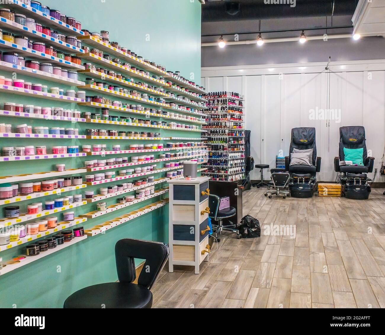 Vernis à ongles et chaises au Nail salon Banque D'Images