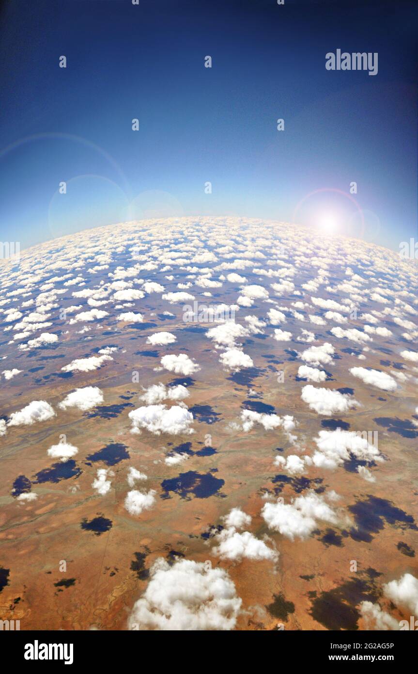 Vue aérienne de la terre avec nuages épars Banque D'Images