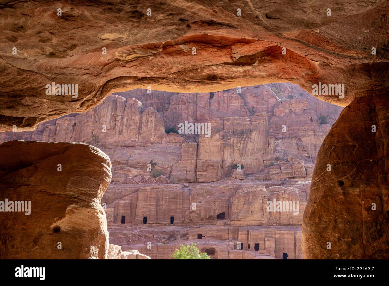 Vue de la rangée de formation de grès avec des tombes à travers l'entrée de la tombe, site archéologique de Petra, Jordanie Banque D'Images Vue de la rangée de formation de grès avec des tombes à travers l'entrée de la tombe, site archéologique de Petra, Jordanie Banque D'Images