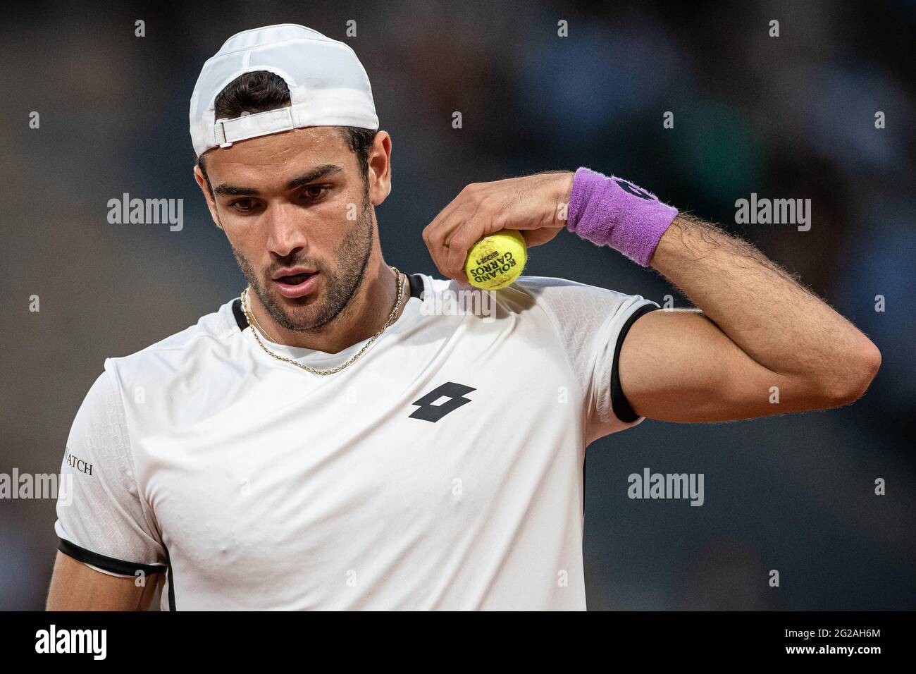 Paris, France. 9 juin 2021. Matteo Berrettini, d'Italie, réagit lors de la quarterfinale masculine contre Novak Djokovic, de Serbie, lors du tournoi de tennis ouvert à Roland Garros à Paris, France, le 9 juin 2021. Crédit: Aurélien Morissard/Xinhua/Alay Live News Banque D'Images