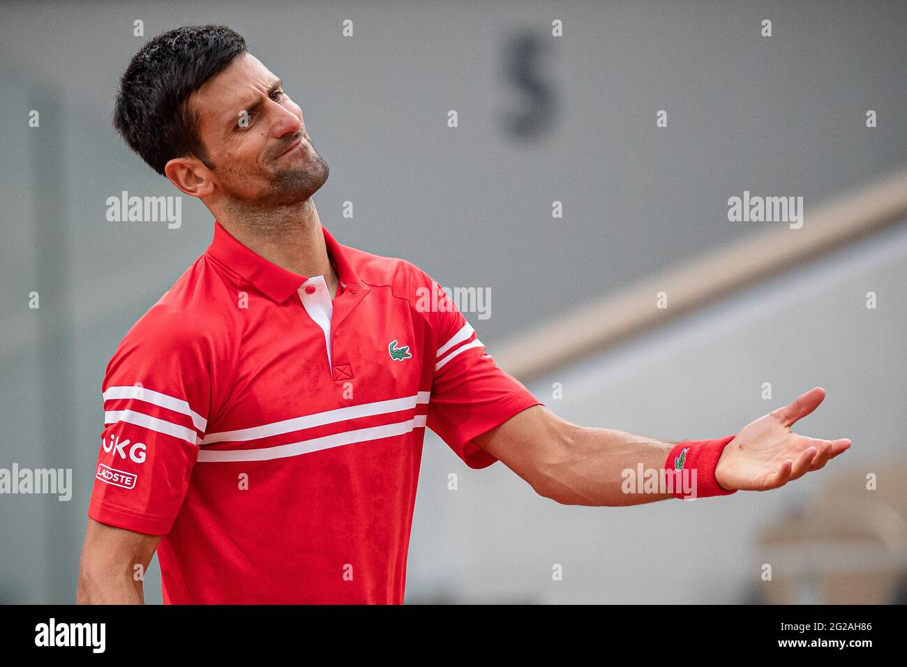 Paris, France. 9 juin 2021. Novak Djokovic, de Serbie, réagit lors de la quarterfinale masculine contre Matteo Berrettini, d'Italie, lors du tournoi de tennis ouvert à Roland Garros à Paris, France, le 9 juin 2021. Crédit: Aurélien Morissard/Xinhua/Alay Live News Banque D'Images