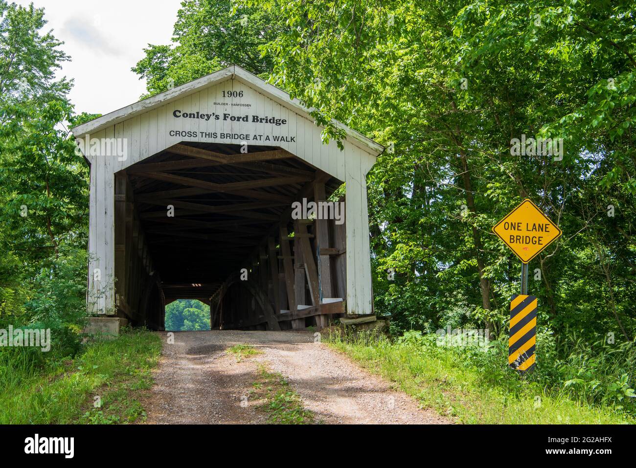 Le pont couvert Ford de Conley, qui traverse le ruisseau Big Raccoon, a été construit en 1906/07 par J. Lawrence Van Fossen, situé entre Mansfield et Bridgeton. T Banque D'Images