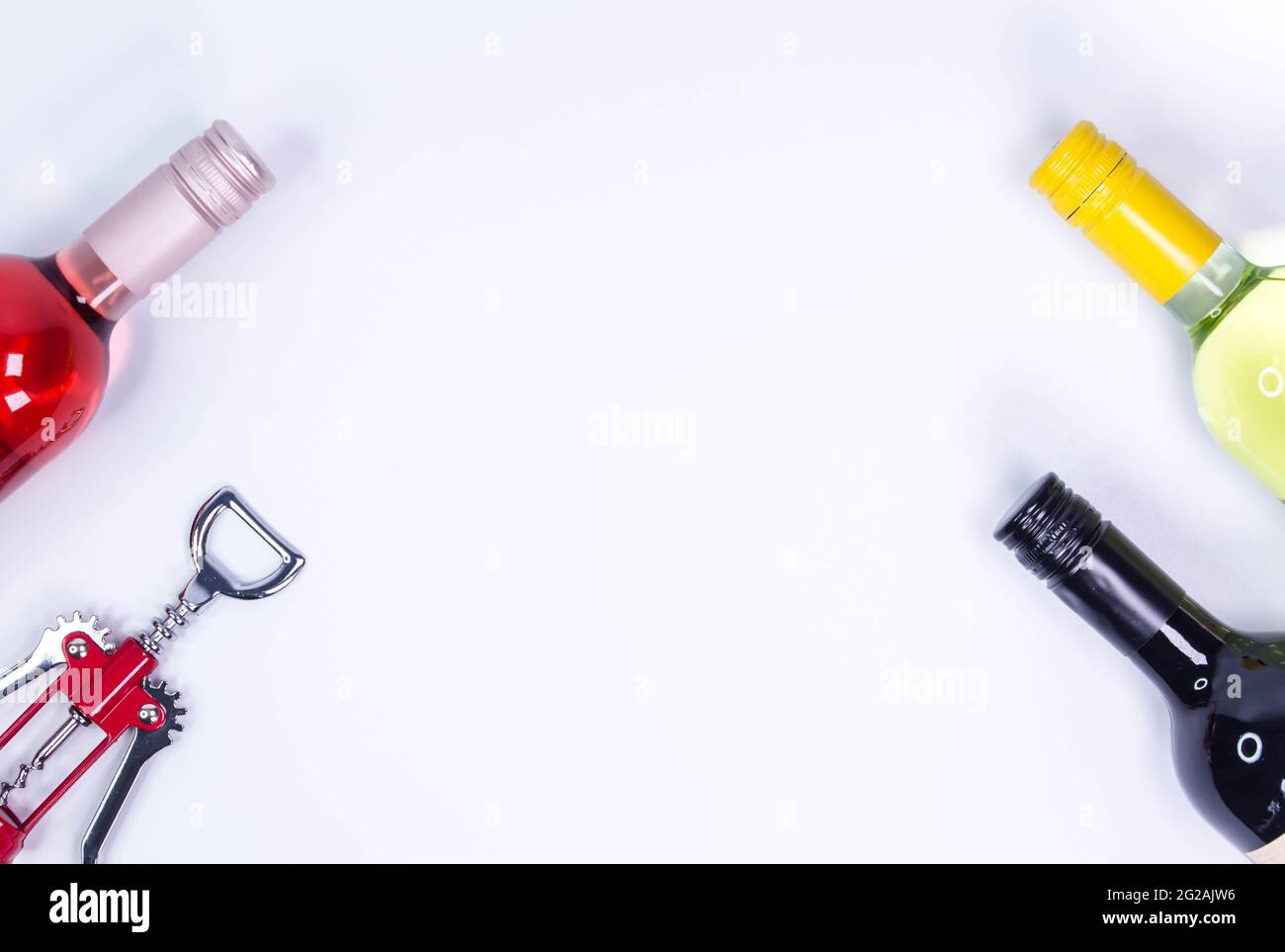 Bouteilles de vin rouge, rose et blanc sur table blanche. Vue de dessus avec espace de copie Banque D'Images