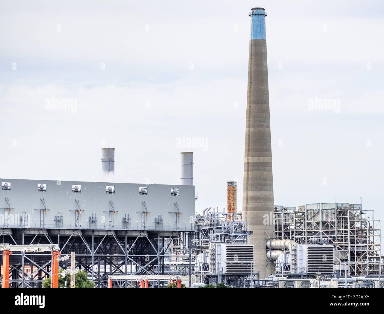 Nouvelle centrale à gaz naturel à cycle combiné sur la gauche (condenseur refroidi par air, prises d'air à l'avant) ; ancienne centrale à gaz naturel à la retraite Banque D'Images