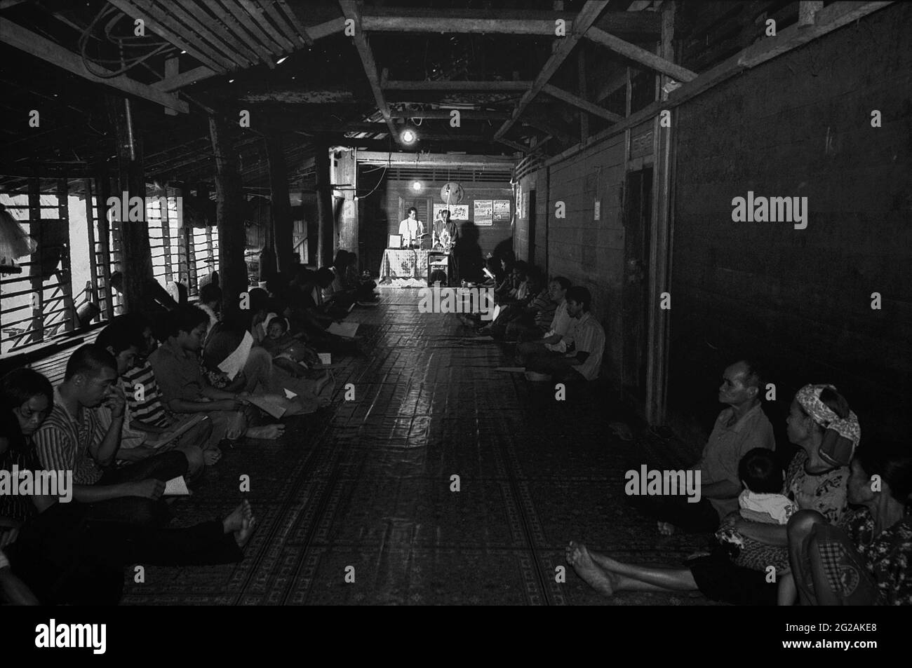 Sungai Uluk Palin, Kapuas Hulu, Kalimantan occidental, Indonésie. Mars 2007. Communauté traditionnelle de Dayak Tamambaloh assistant à un service de masse dans leur maison commune. C'est une partie d'une série d'événements pour commémorer leur ancien chef traditionnel, qui est décédé plusieurs semaines plus tôt.--photographié sur film noir et blanc, numérisé, numérisé. Banque D'Images Sungai Uluk Palin, Kapuas Hulu, Kalimantan occidental, Indonésie. Mars 2007. Communauté traditionnelle de Dayak Tamambaloh assistant à un service de masse dans leur maison commune. C'est une partie d'une série d'événements pour commémorer leur ancien chef traditionnel, qui est décédé plusieurs semaines plus tôt.--photographié sur film noir et blanc, numérisé, numérisé. Banque D'Images
