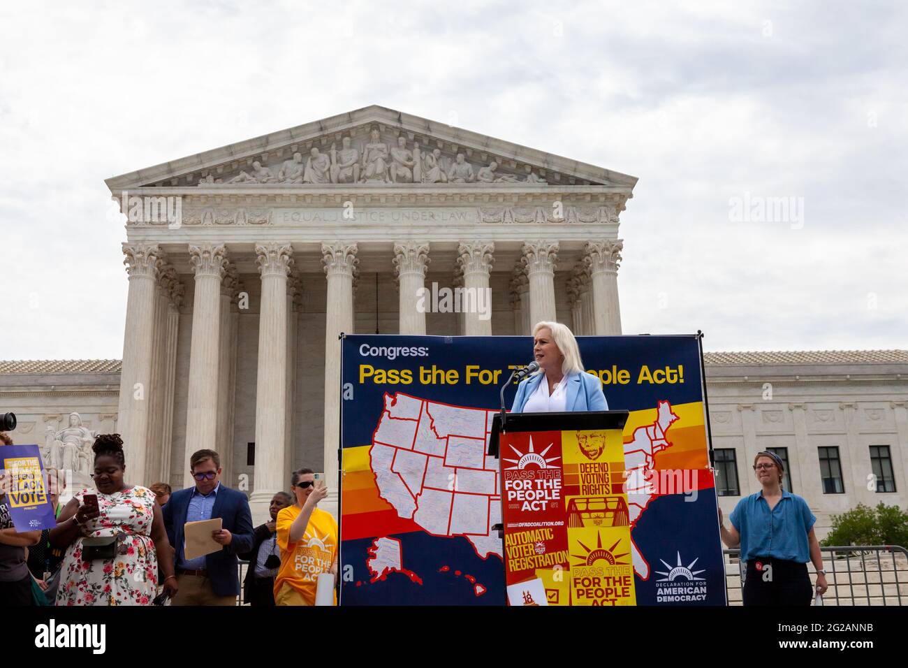 Washington, DC, Etats-Unis, 9 juin 2021. Photo : le sénateur Kirsten Gilliband de New York parle lors d'un rassemblement pour adopter la Loi pour le peuple à la Cour suprême. Crédit : Allison Bailey / Alamy Live News Banque D'Images