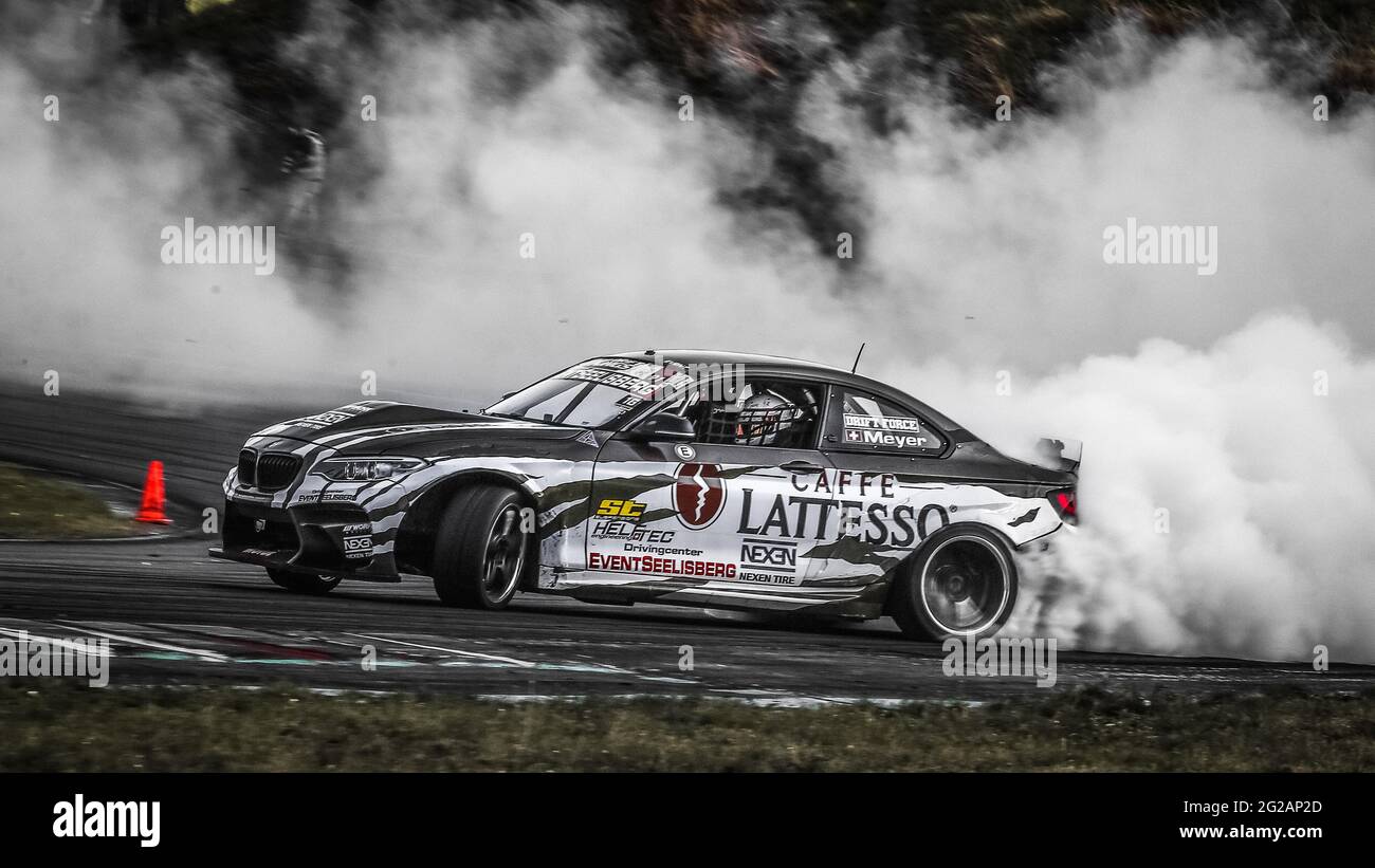 Oschersleben, Allemagne, le 31 août 2019: Le pilote suisse Yves Meyer pilotant une BMW F22 pendant la série internationale Drift Kings à Oschersleben. Banque D'Images