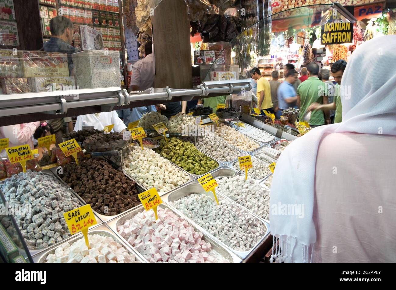 Istanbul, Turquie - 19 juillet 2010 : boutique de délices turcs ou « lokum » dans le Grand Bazar d'Istanbul, en premier plan vue arrière d'une femme musulmane avec t Banque D'Images