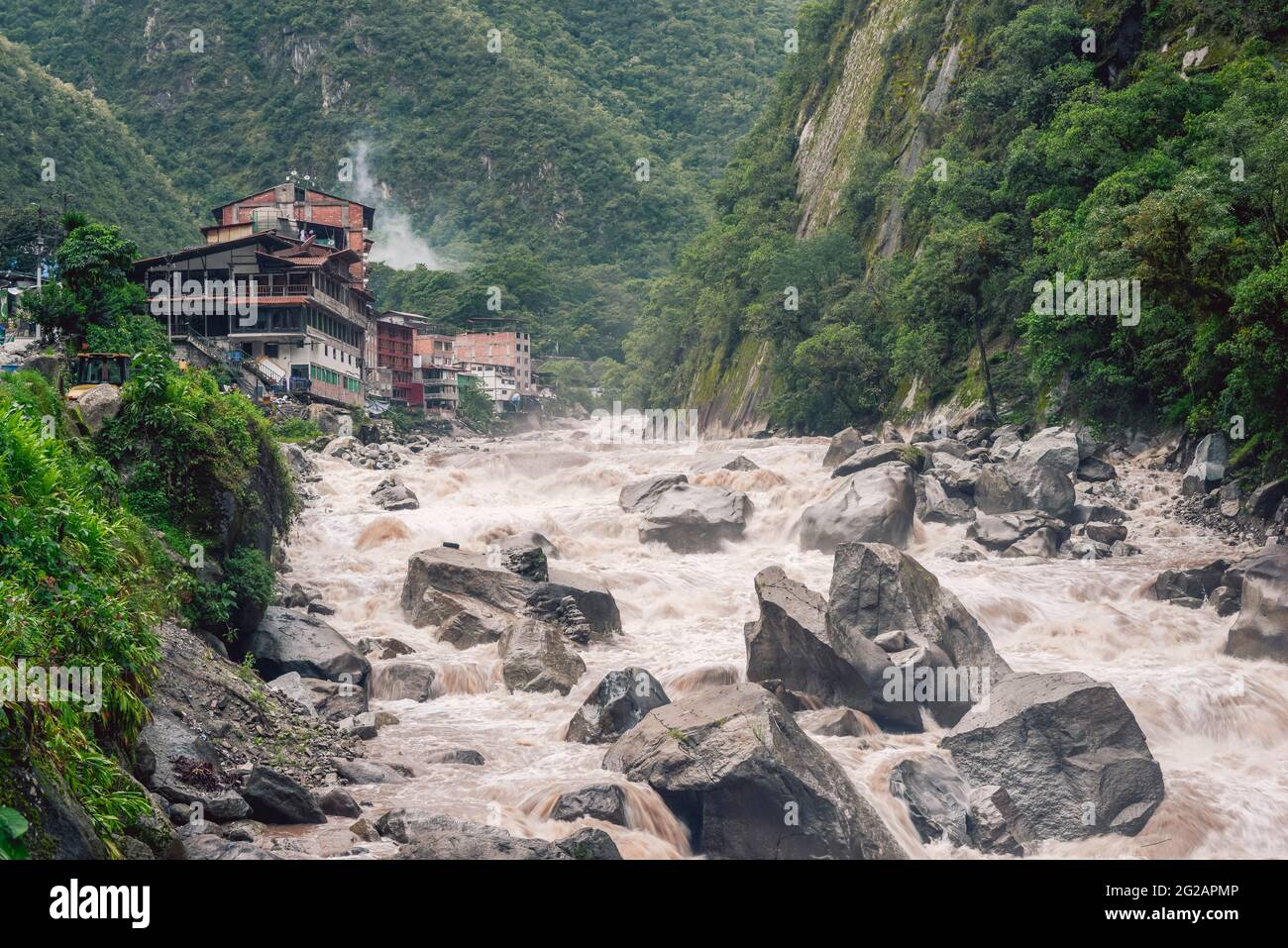 Vue sur la ville d'Aguas Calientes sur le puissant ruisseau de montagne de la rivière Urubamba au Pérou Banque D'Images