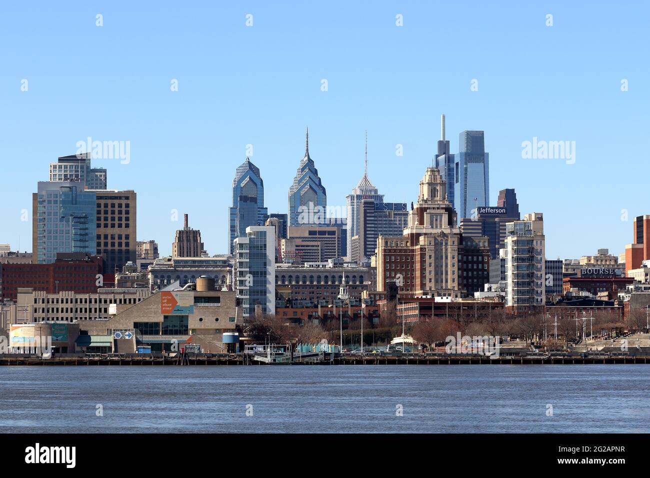 Centre ville de Philadelphie, vue sur les gratte-ciel de Pennsylvanie depuis le centre-ville de Camden, New Jersey Waterfront. Banque D'Images