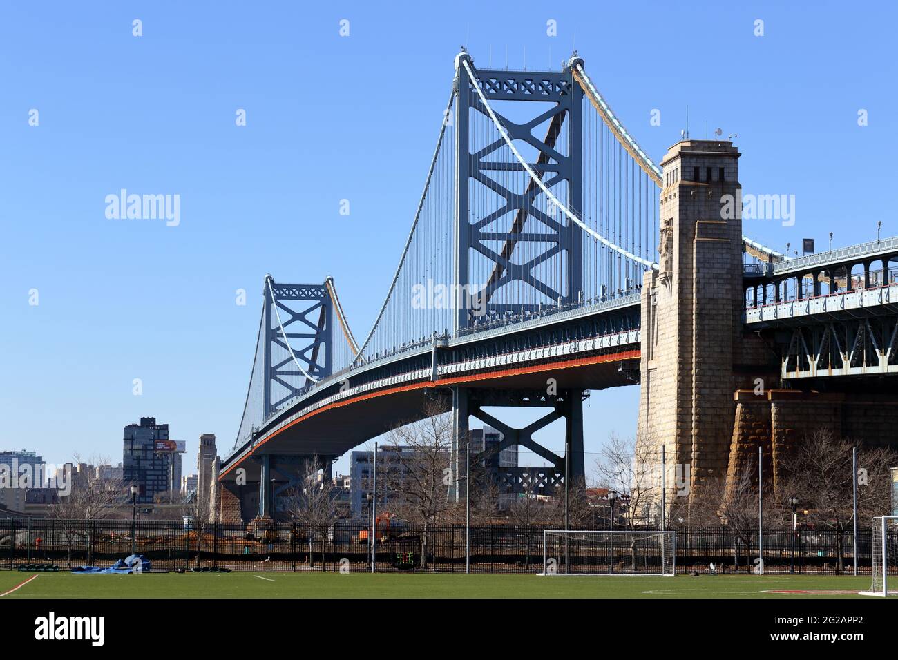 Le pont Benjamin Franklin qui enjambe le fleuve Delaware entre Camden et Philadelphie. Banque D'Images