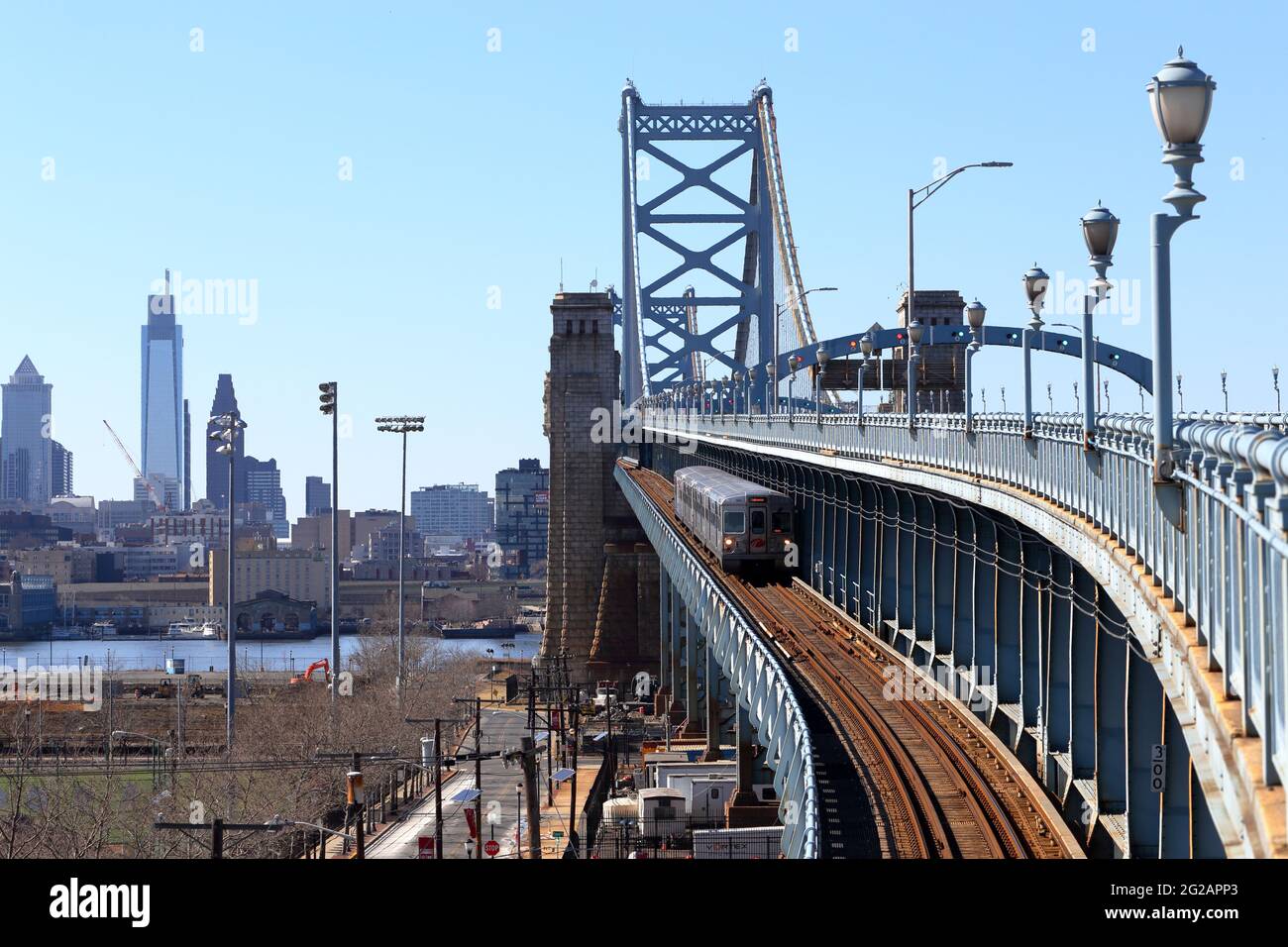 Un train patco speedline à destination de Lindenwold sur le pont Benjamin Franklin avec Philadelphie et le fleuve Delaware en arrière-plan. Banque D'Images