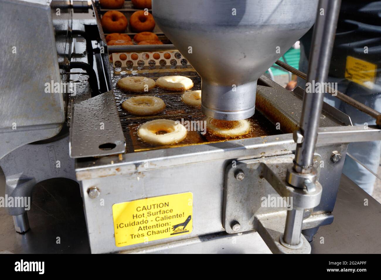 Une machine automatique de fabrication de beignets de cidre de pomme frais lors d'un marché agricole de week-end sur la place Rittenhouse de Philadelphie. Banque D'Images