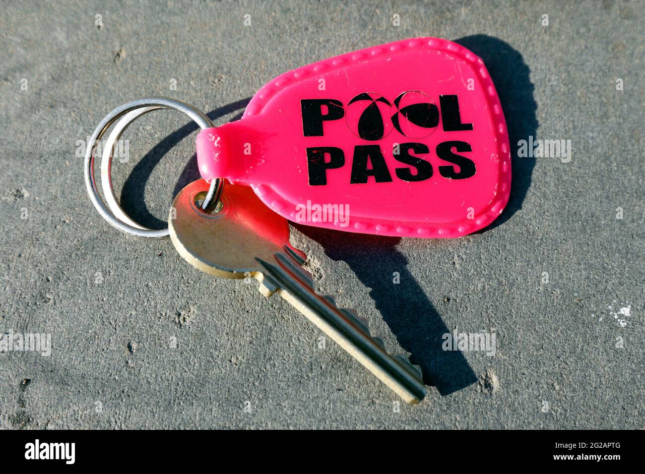 Une clé sur un porte-clés avec un logo « Pool Pass » Banque D'Images