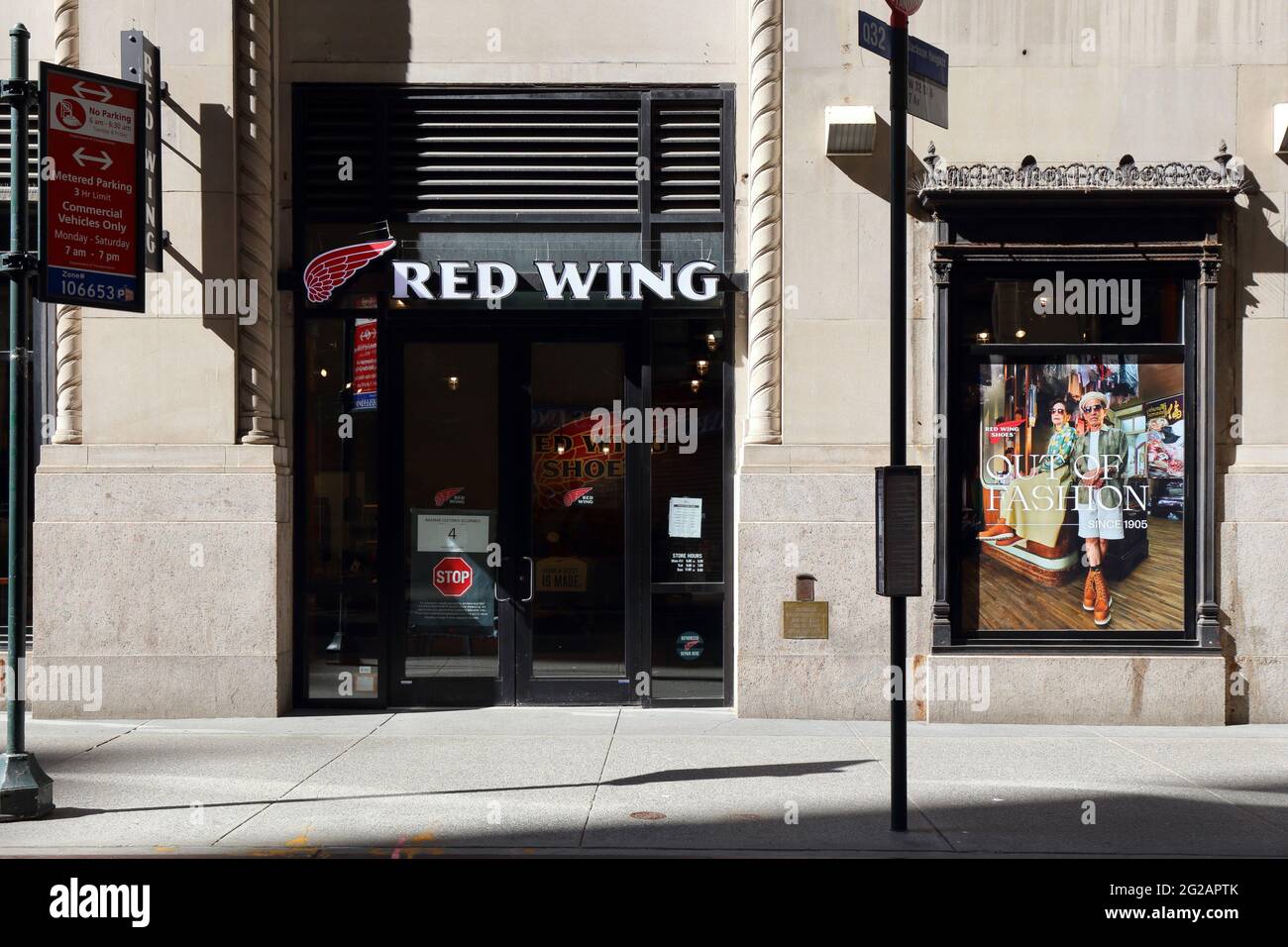 Red Wing, 11 Pennsylvania Plaza, New York, NY. Façade extérieure d'un magasin de chaussures à Midtown Manhattan. Banque D'Images