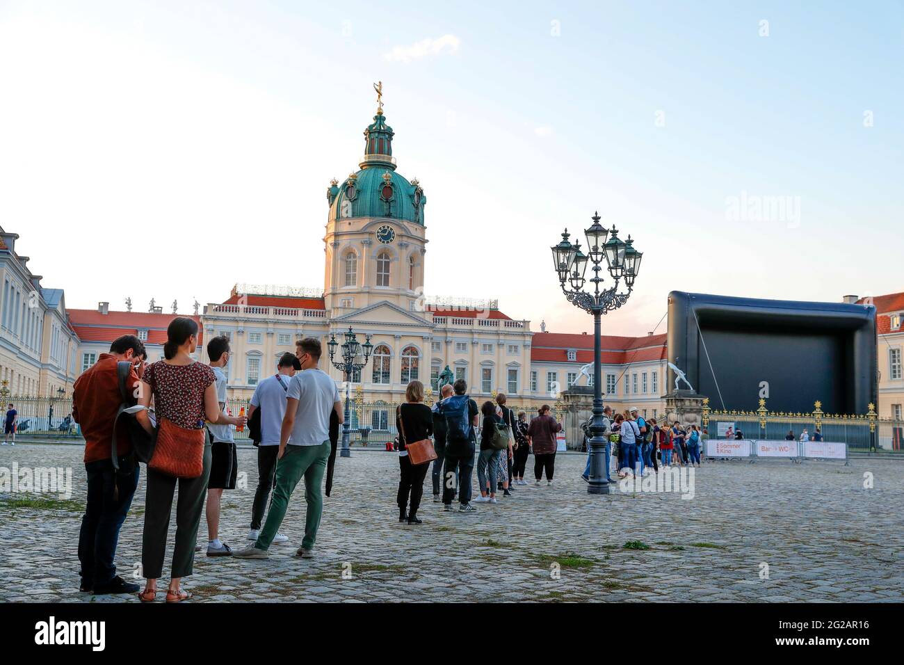 Berlin, Allemagne. 10 juin 2021. Les gens se tiennent en ligne lors de la première du film « Me et les autres » au palais de Charlottenburg. Après un format numérique en mars, la Berlinale ouvre son festival d'été au public. Credit: Gerald Matzka/dpa-Zentralbild/ZB/dpa/Alay Live News Banque D'Images