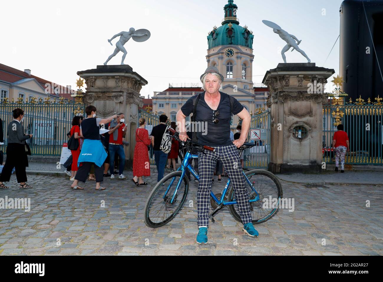 Berlin, Allemagne. 10 juin 2021. Detlev Buck arrive pour la première du film 'Me et les autres' au palais de Charlottenburg. Après un format numérique en mars, la Berlinale ouvre son festival d'été au public. Credit: Gerald Matzka/dpa-Zentralbild/ZB/dpa/Alay Live News Banque D'Images