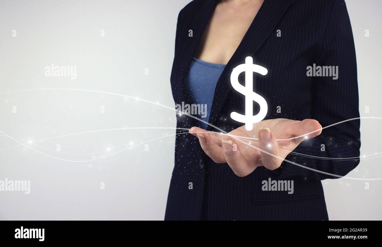 Concept d'idée de fabrication d'argent. Tenir à la main l'hologramme numérique dollar signe sur fond gris. Concept d'assurance ou de banque, croissance de la monnaie. Banque D'Images