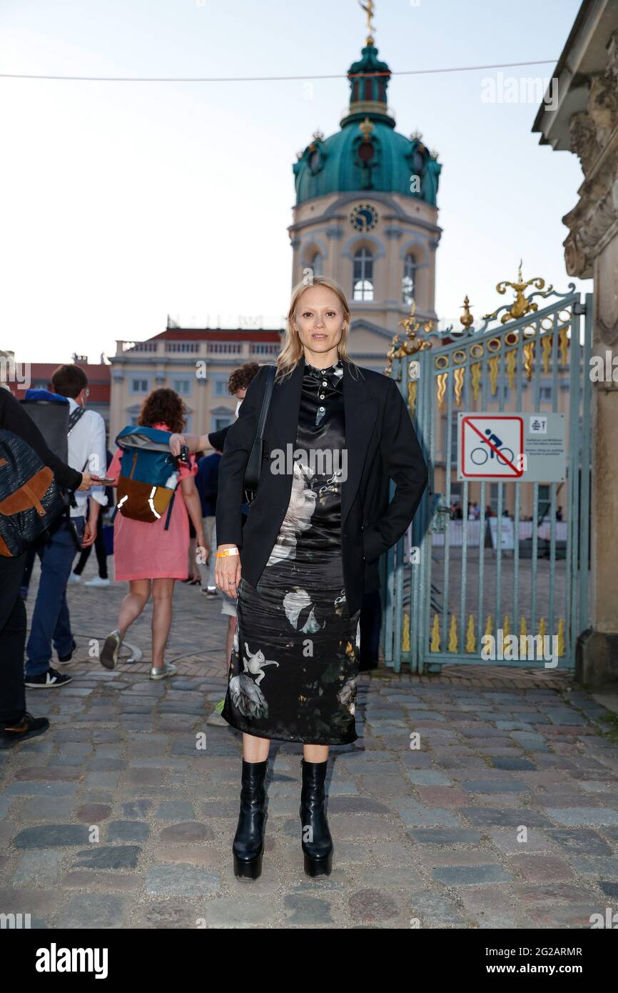 Berlin, Allemagne. 10 juin 2021. Mavie Hörbiger arrive pour la première du film 'Me et les autres' au palais de Charlottenburg. Après un format numérique en mars, la Berlinale ouvre son festival d'été au public. Credit: Gerald Matzka/dpa-Zentralbild/ZB/dpa/Alay Live News Banque D'Images