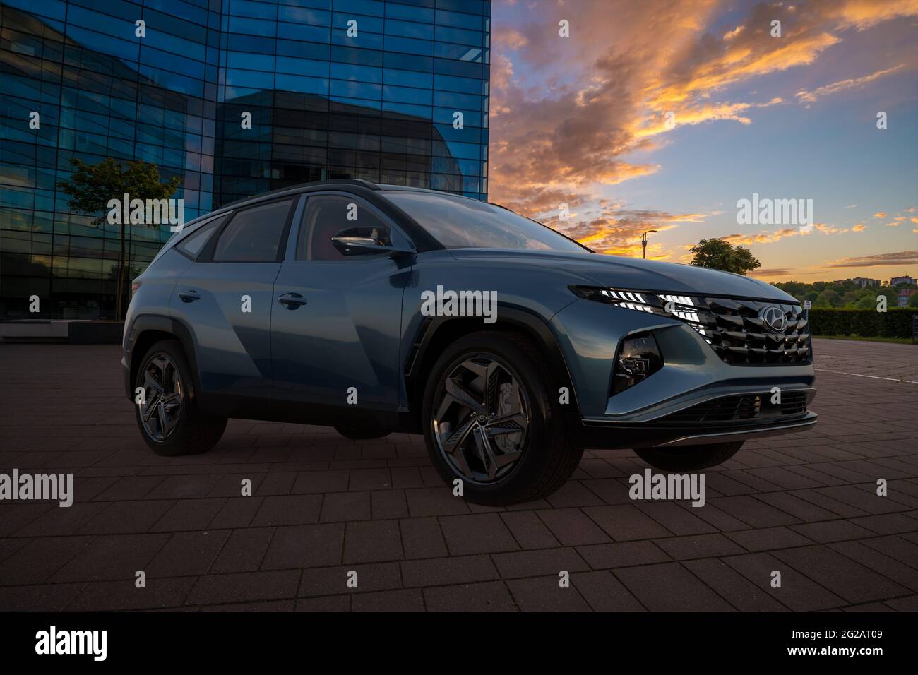 Hyundai Tucson dans le parking en face d'un immeuble de bureaux moderne Banque D'Images