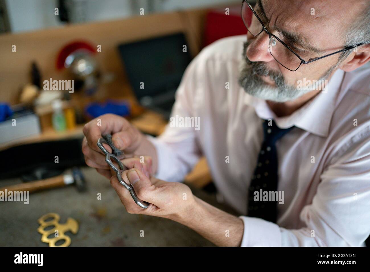 Le chef des accessoires de costume, de l'arsenal et des chaussures, Alan Smith, travaille sur des pièces à utiliser pour la comédie des erreurs, dans le cadre de l'atelier de costume de la Royal Shakespeare Company restauré et réaménagé, Stratford-upon-Avon, Warwickshire. Le bâtiment réaménagé, qui comprend plus d'espace et de lumière du jour, sera maintenant adapté pour offrir des possibilités de formation et d'apprentissage afin de conserver les compétences de fabrication de costumes et d'artisanat. Date de la photo: Jeudi 3 juin 2021. Banque D'Images