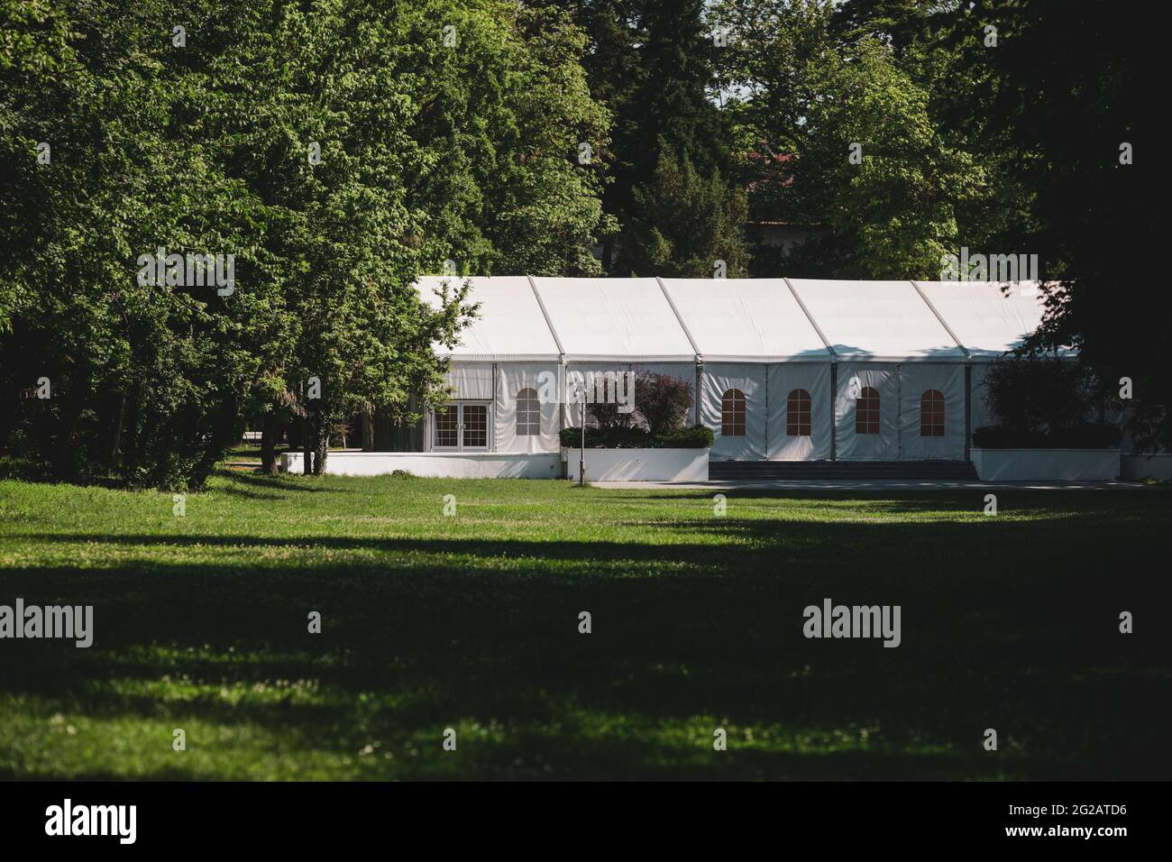 Buftea, Roumanie - 6 juin 2021 : tente d'événements à l'intérieur d'une forêt verte. Banque D'Images