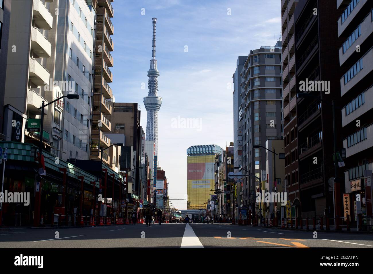 Vue du Tokyo Sky Tree et du siège social du Groupe Asahi depuis la rue Kaminarimon-Dori, pendant le nouvel an japonais, Asakusa, Tokyo, Japon Banque D'Images