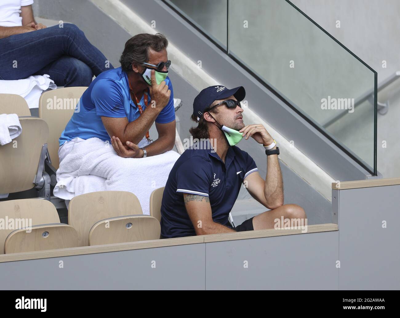 Carlos Moya et Francisco Roig (à gauche), entraîneurs de Rafael Nadal au cours du 11 jour de l'Open de France 2021, tournoi de tennis Grand Slam le 9 juin 2021 au stade Roland-Garros à Paris, France - photo Jean Catuffe / DPPI / LiveMedia Banque D'Images