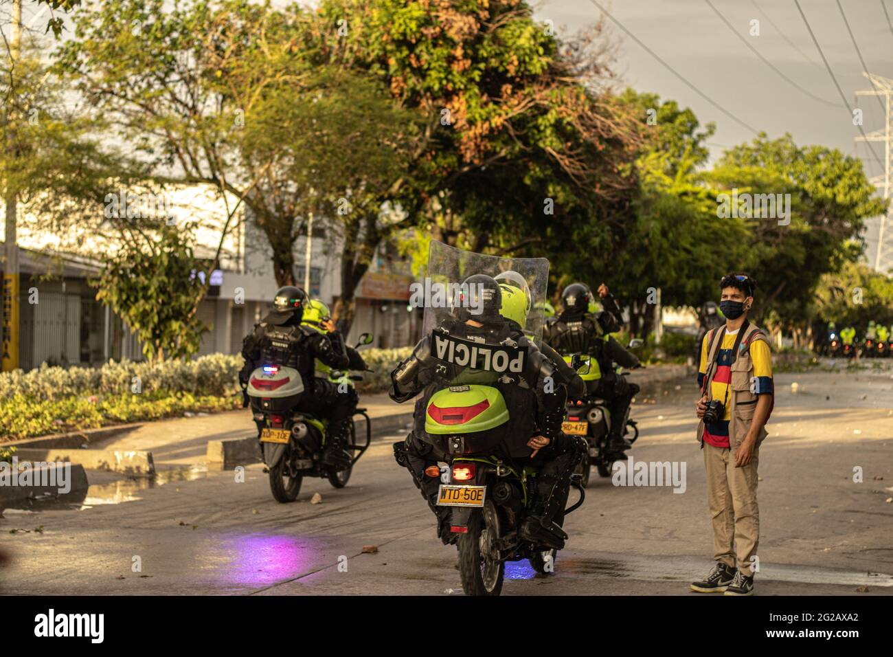 Un escadron colombien d'officiers de police anti-émeute (ESMAD) est déplacé dans des motos de police tandis que les équipes colombiennes et Argentine ont joué un match de qualification pour la coupe du monde FIFA Quatar 2022 au stade Metropolitano Roberto Melendez, Les manifestations entourant le stade se sont intensifiés et ont provoqué des affrontements avec la police anti-émeutes de Colombie (ESMAD) contre les troubles et les brutalités policières, à Barranquilla, en Colombie, le 8 juin 2021. Banque D'Images