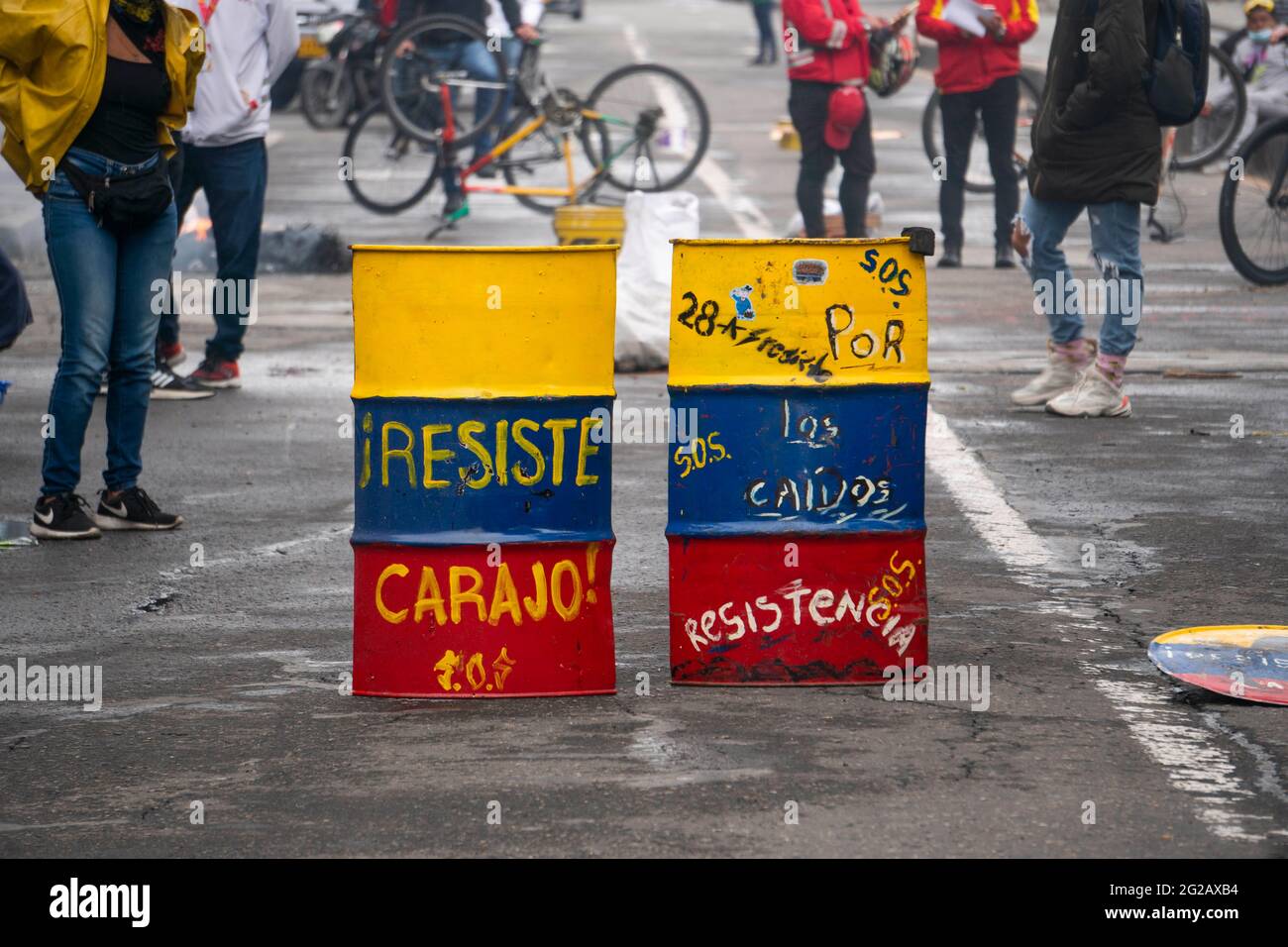 Bogota, Colombie. 9 juin 2021. Les boucliers avec lesquels la première ligne est protégée crédit: Daniel Garzon Herazo/ZUMA Wire/Alay Live News Banque D'Images