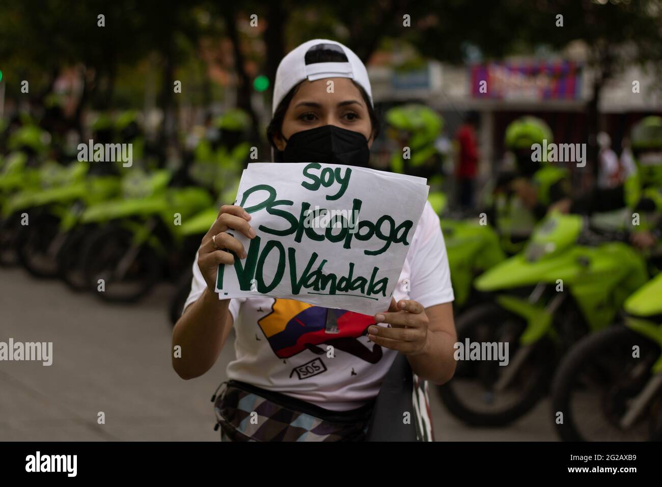 Un démonstrateur porte un panneau qui indique « Je suis un psicologue et pas de vandalisme » alors que les équipes colombiennes et Argentine ont joué un match qualifiant pour la coupe du monde FIFA Quatar 2022 au stade Metropolitano Roberto Melendez, Les manifestations entourant le stade se sont intensifiés et se sont heurtés à des affrontements avec la police anti-émeutes de Colombie contre les troubles et les brutalités policières, à Barranquilla, en Colombie, le 8 juin 2021. Banque D'Images