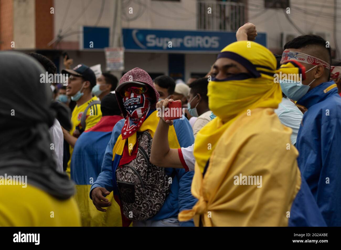Manifestation des manifestants alors que les équipes colombienne et Argentine jouaient un match qualifiant pour la coupe du monde de Qatar de la FIFA 2022 au stade Metropolitano Roberto Melendez, les manifestations autour du stade se sont intensifiés et se sont heurtées à des affrontements avec la police anti-émeutes de Colombie contre les troubles et les brutalités policières, à Barranquilla, en Colombie, le 8 juin 2021. Banque D'Images